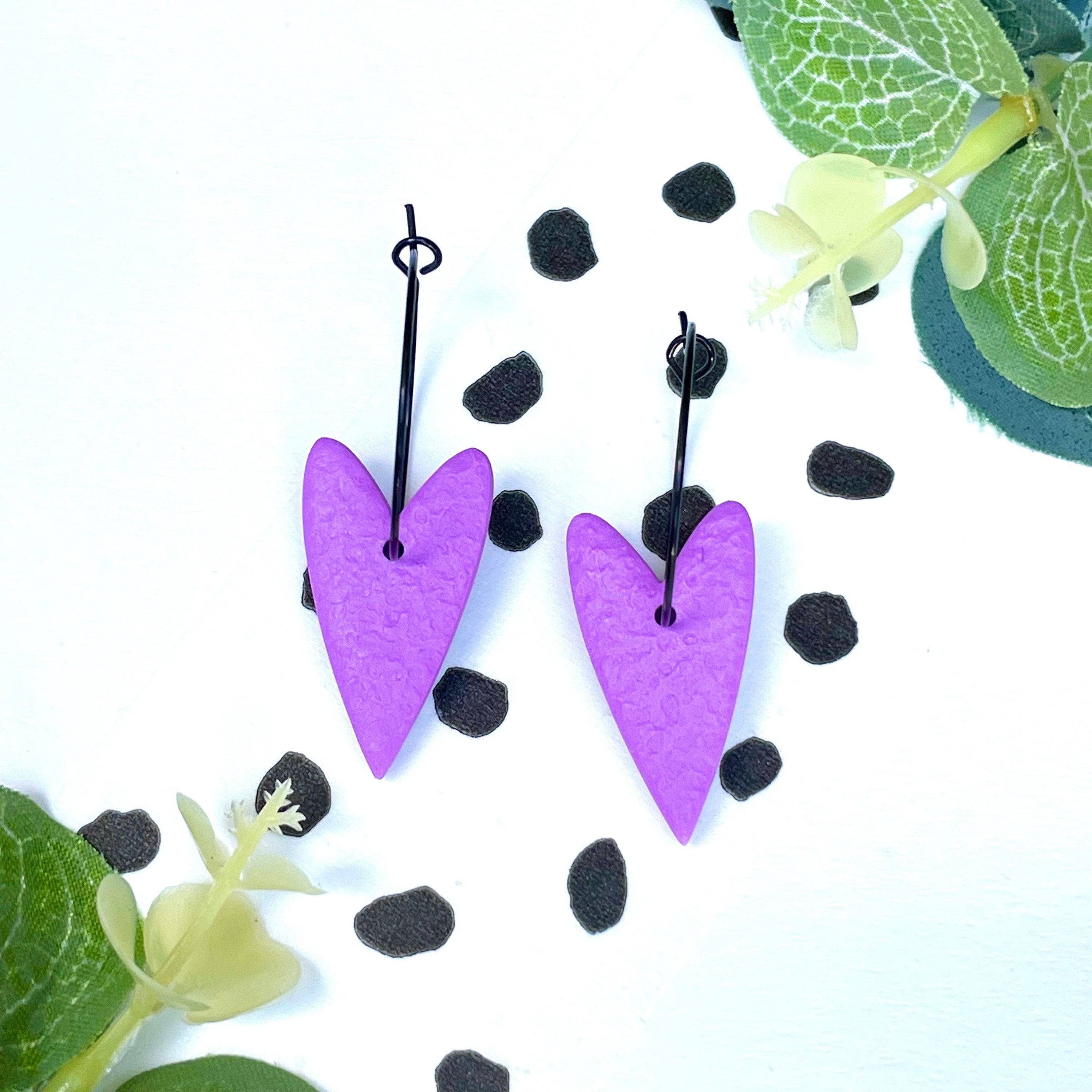 Lilac heart hoop earrings on black colour hypoallergenic hoops